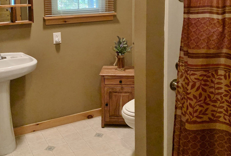 Hidden Spring Pet-Friendly Luxury Log Cabin Bathroom