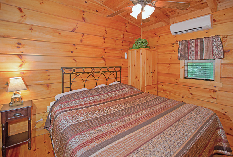 White Tail Ridge Luxury Log Cabin Bedroom