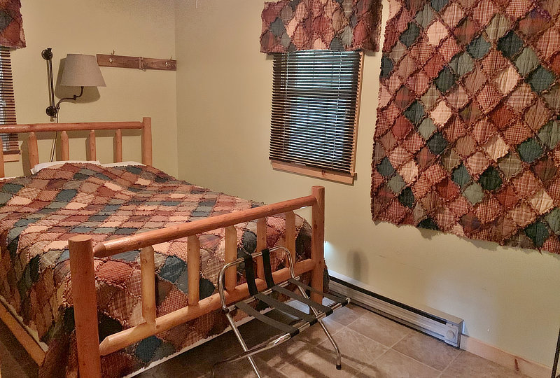 Hidden Spring Pet-Friendly Luxury Log Cabin Queen Bedroom