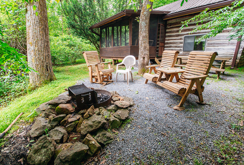 Quiet Oak Pet-Friendly Luxury Log Cabin Bedroom