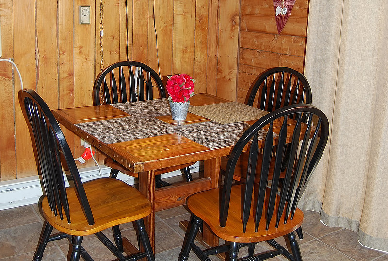 Quiet Oak Pet-Friendly Luxury Log Cabin Kitchen Seating Area